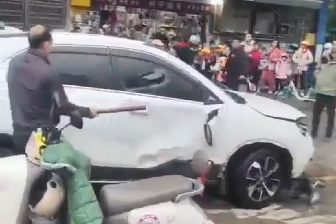 Dieses Auto ist in China vor einer Schule in Menschen gefahren.