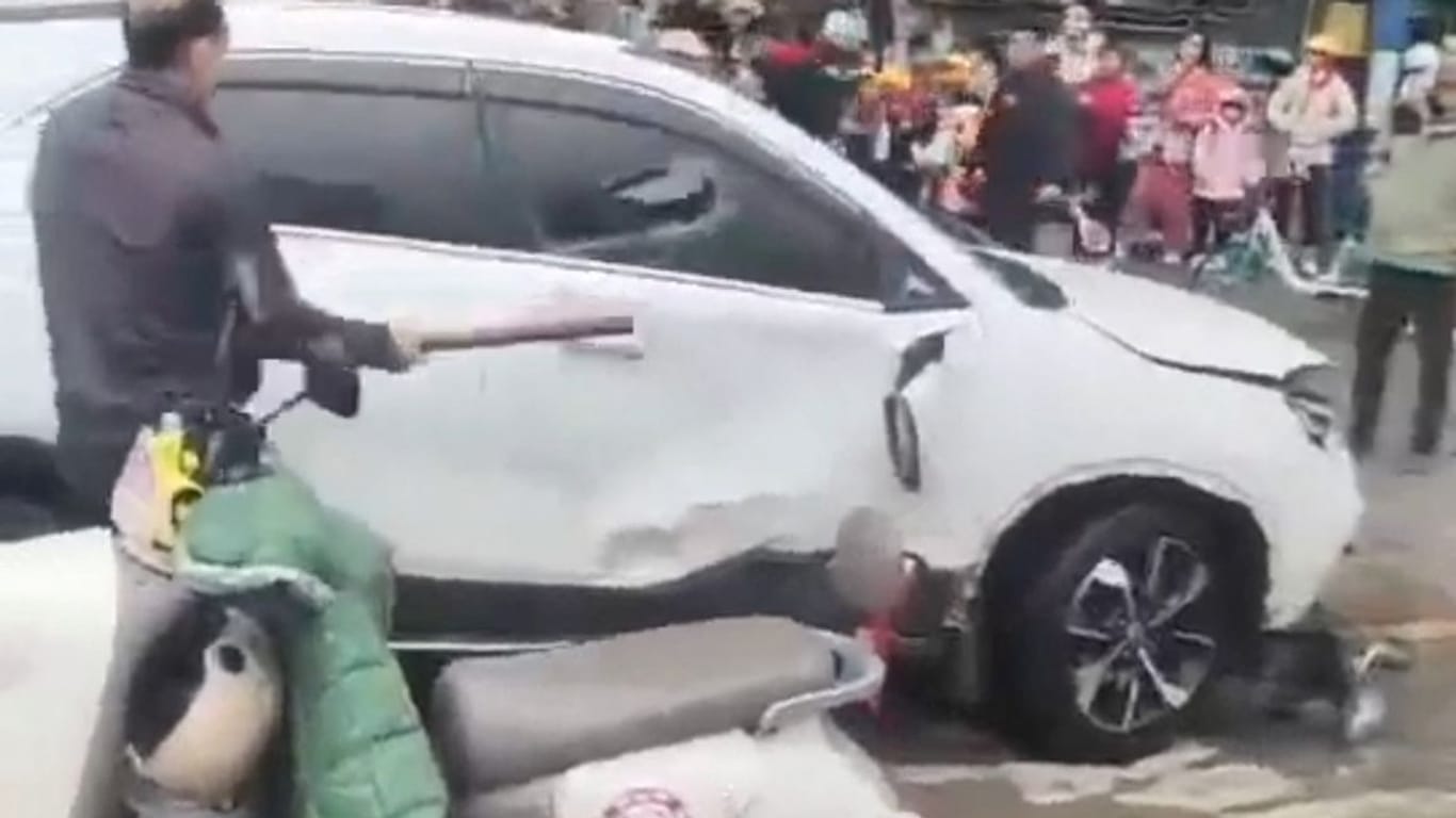 Dieses Auto ist in China vor einer Schule in Menschen gefahren.