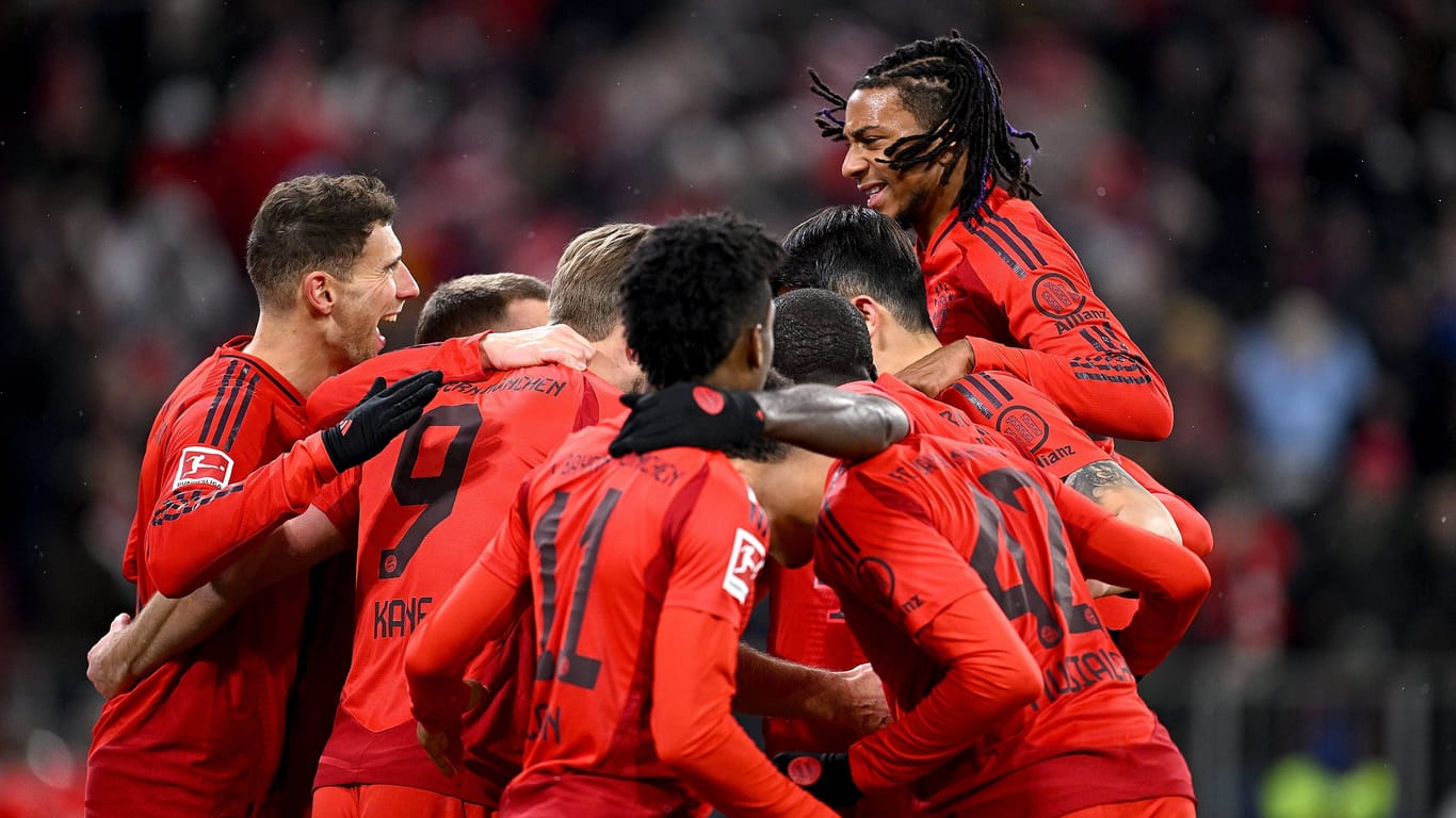 Leon Goretzka (l.): Beim 3:0-Sieg des FC Bayern war der Edeljoker plötzlich wieder mittendrin.