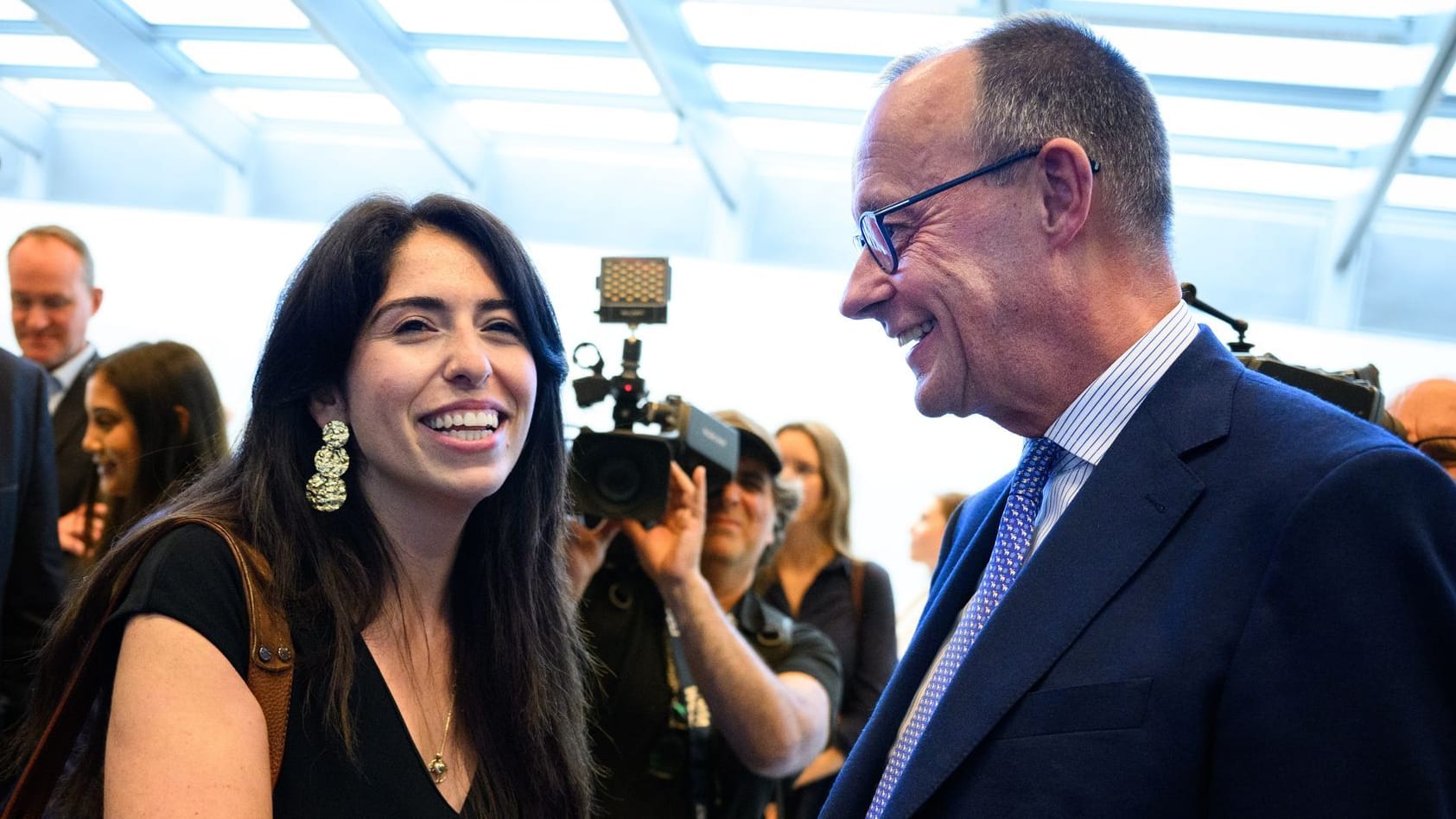 Friedrich Merz begrüßt Melis Sekmen: Die Ex-Grüne will nun für die Union in den Bundestag.