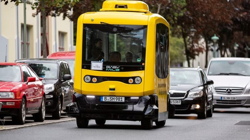 Der erste autonom fahrende Kleinbus Berlins fährt bei einem Pressetermin in Berlin-Tegel (Archivbild): Berlin lässt sich von Hamburg inspirieren.