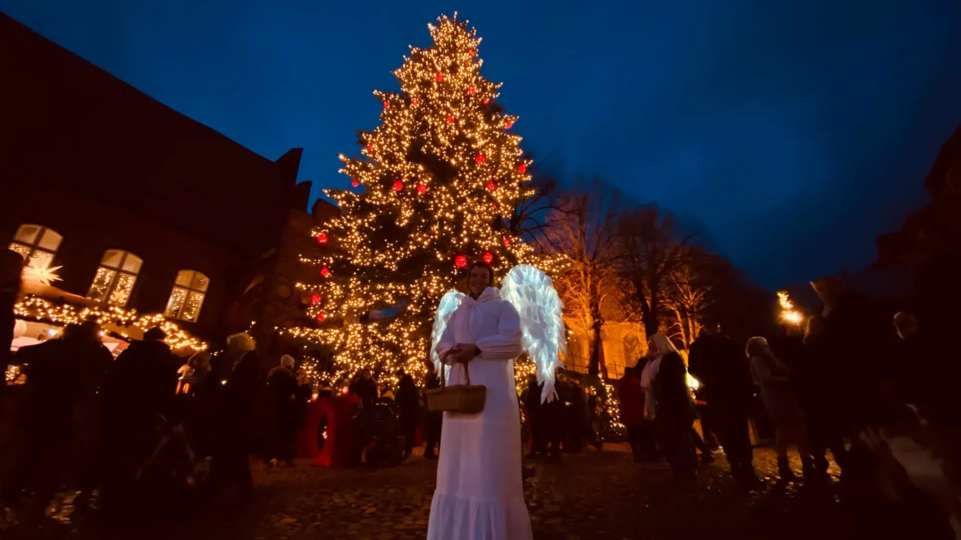 Die Engel vom Möllner Weihnachtsmarkt verteilen kleine Geschenke an die Gäste.