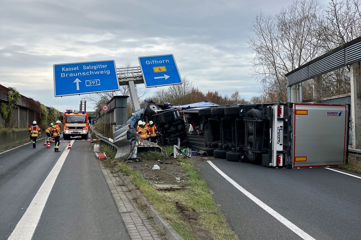 Lkw-Unfall am Kreuz Braunschweig-Nord: Die Autobahnabfahrt bleibt vorerst weiter gesperrt.