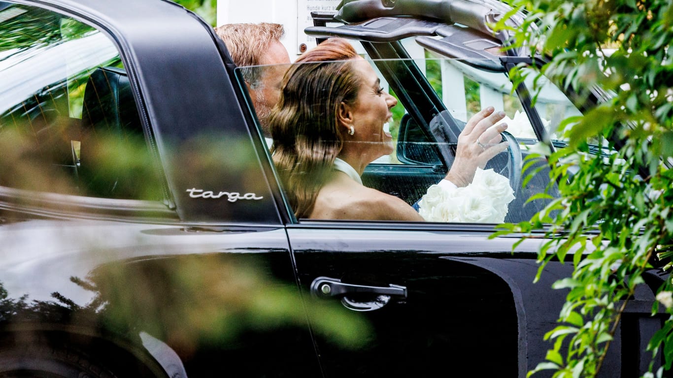 Christian Lindner und Franca Lehfeldt: Das frisch verheiratete Ehepaar nach der kirchlichen Trauung auf Sylt in einem Porsche Targa.