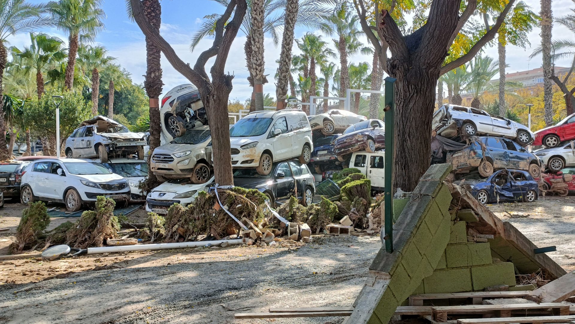 Die Autowracks stapeln sich in den betroffenen Regionen.