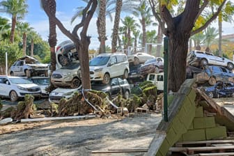 Die Autowracks stapeln sich in den betroffenen Regionen.