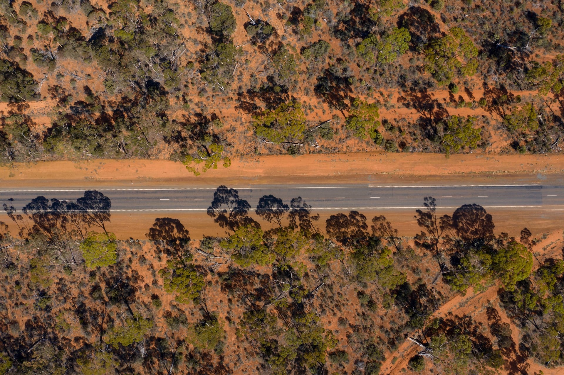 Lange, sehr gerade Straßen kennzeichnen den Outback in Westaustralien.