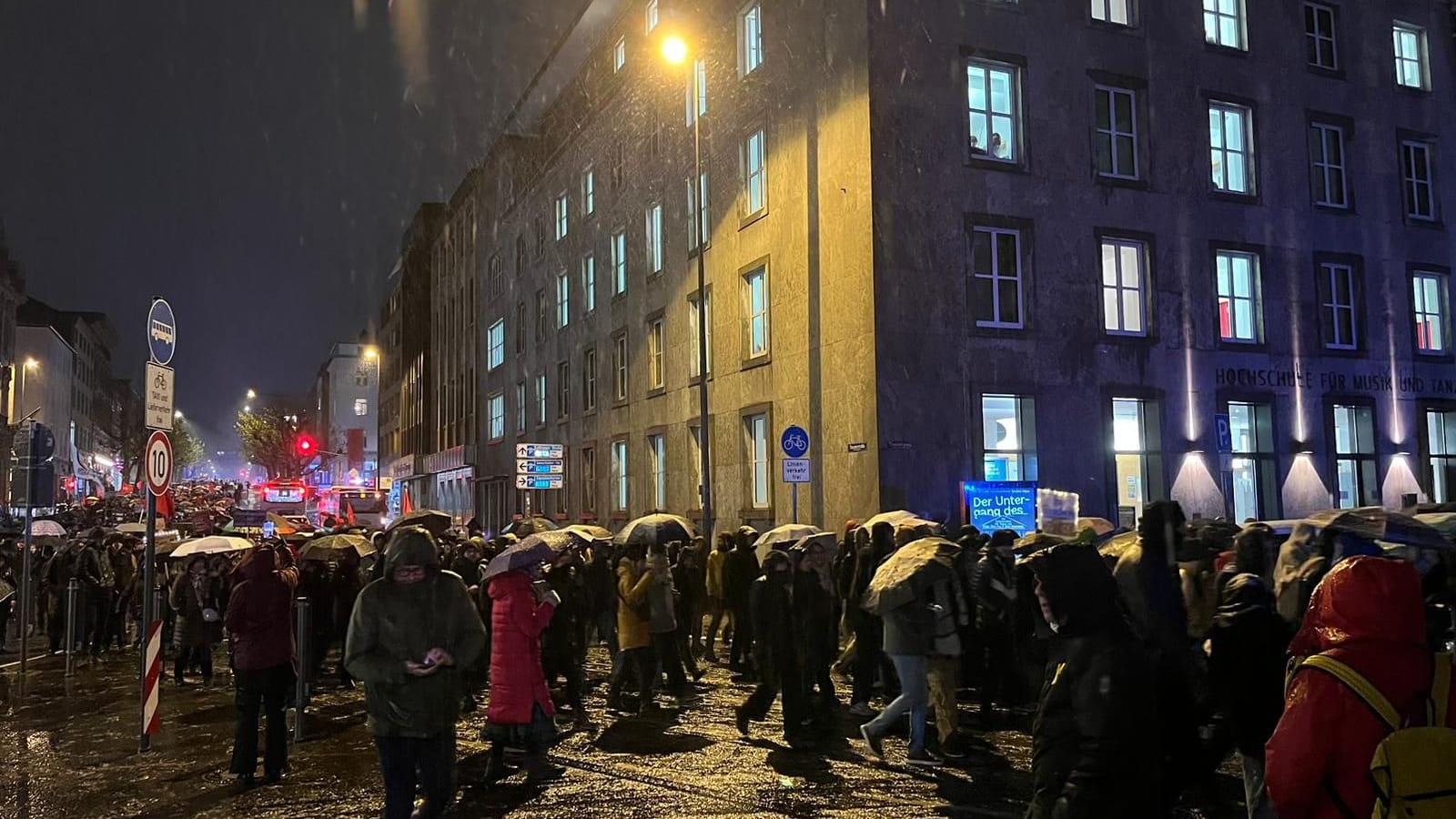 Mehr als 1.000 Menschen sind vom Bahnhof aus unterwegs zum Theater.