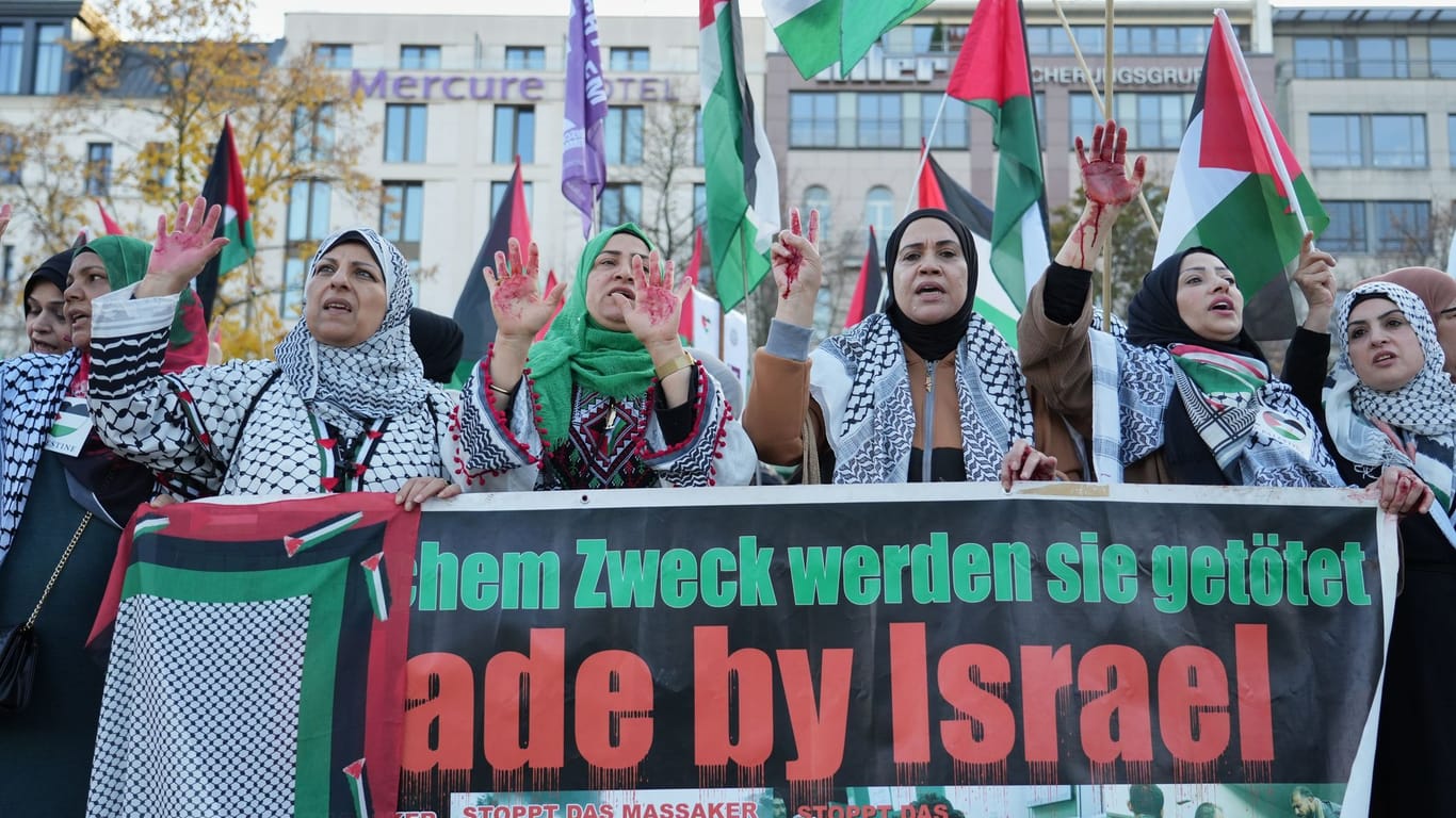 Teilnehmer einer Pro-Palästina Demonstration in Berlin: Viele Demonstranten verhalten sich friedlich.