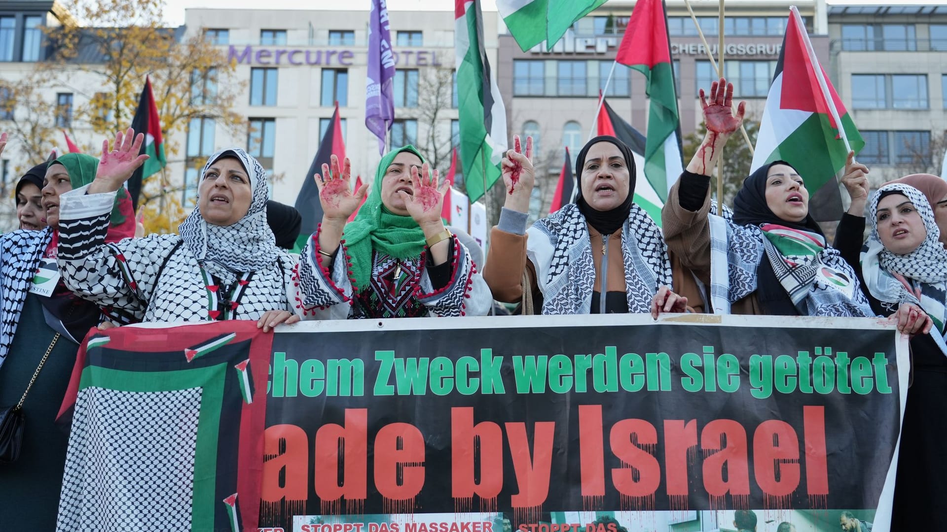 Teilnehmer einer Pro-Palästina Demonstration in Berlin: Viele Demonstranten verhalten sich friedlich.