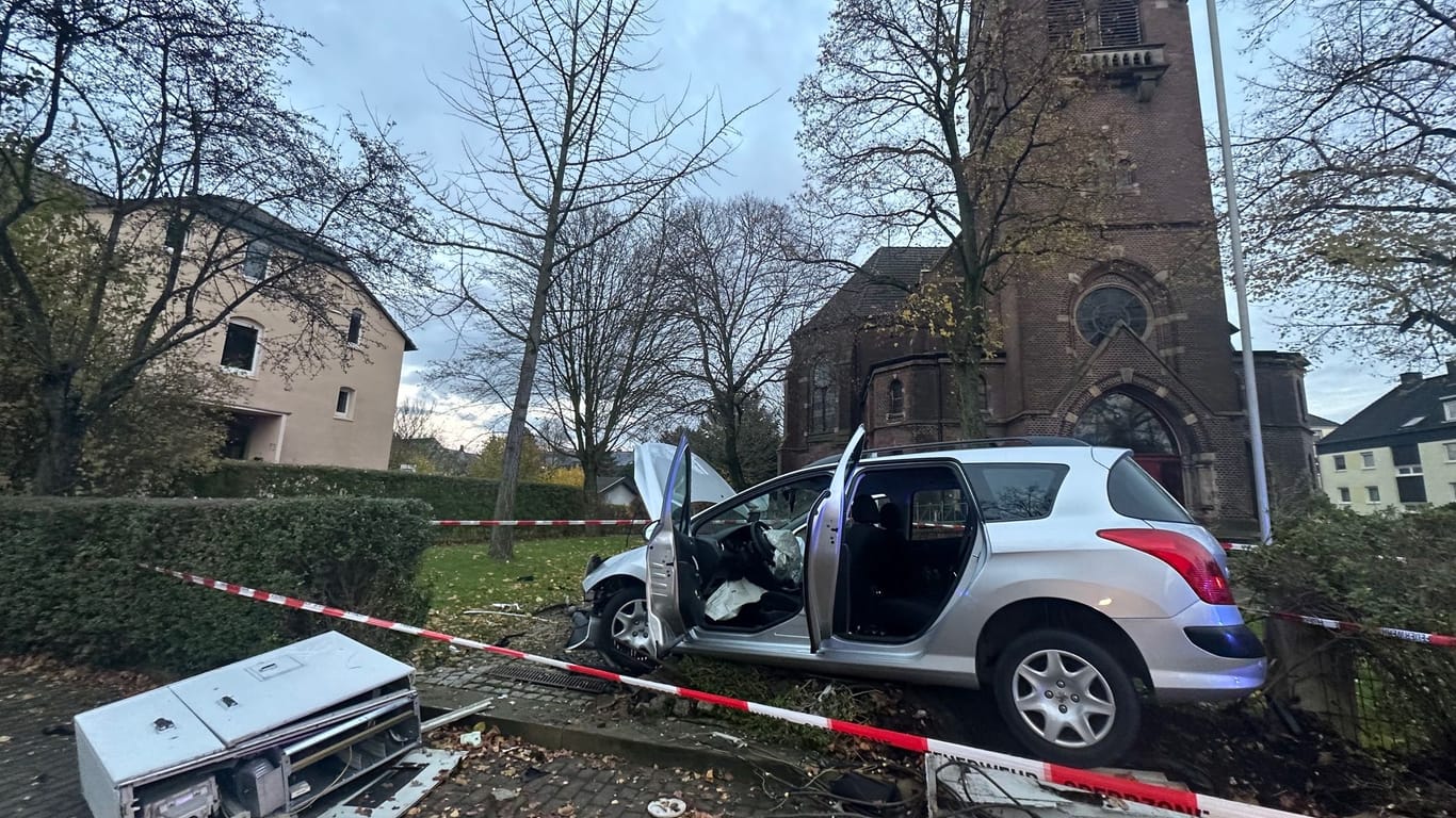 Unfall in Eving: Ein Auto überfuhr einen Stromkasten und endete im Vorgarten einer Kirche.