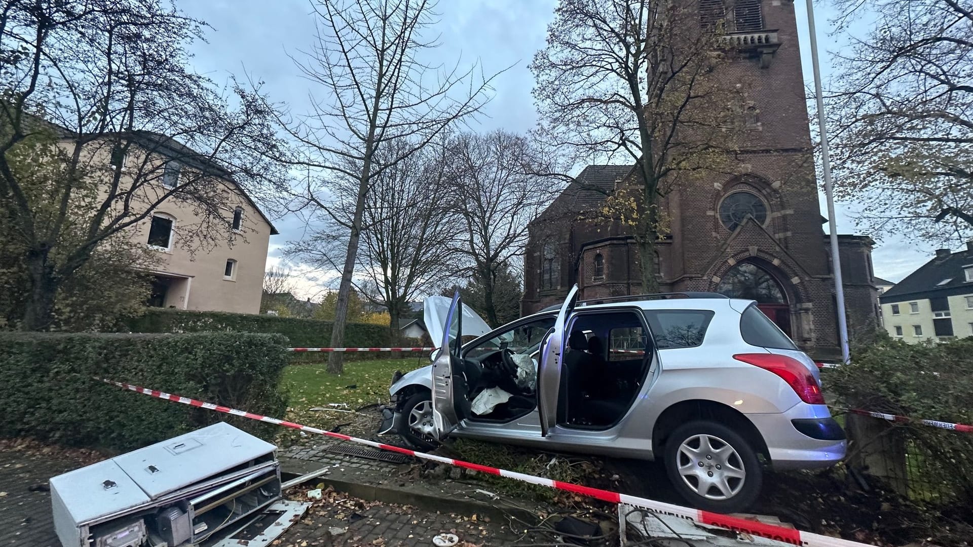 Unfall in Eving: Ein Auto überfuhr einen Stromkasten und endete im Vorgarten einer Kirche.