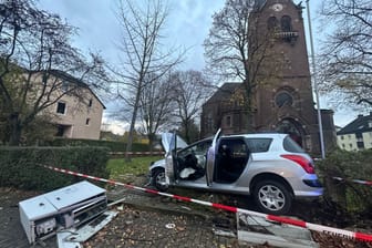 Unfall in Eving: Ein Auto überfuhr einen Stromkasten und endete im Vorgarten einer Kirche.