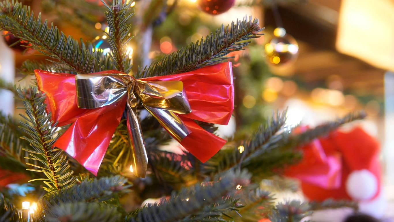 Weihnachtsbaum auf einem Weihnachtsmarkt (Symbolbild): In Linden lädt ein Weihnachtsdorf zum gemütlichen Beisammensein ein.