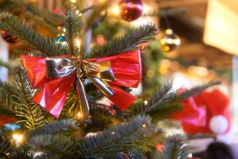 Weihnachtsbaum auf einem Weihnachtsmarkt (Symbolbild): In Linden lädt ein Weihnachtsdorf zum gemütlichen Beisammensein ein.