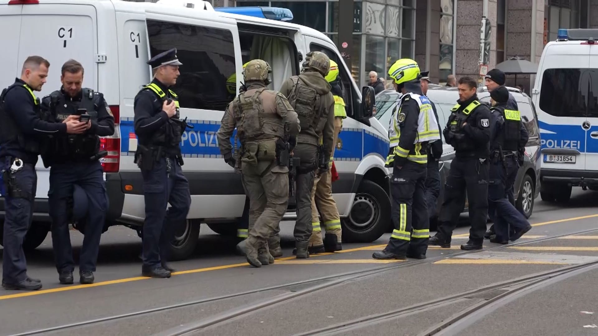 Polizei und SEK sind in Berlin-Köpenick im Einsatz: Dort eröffnete ein Mann auf zwei Imbisse das Feuer.