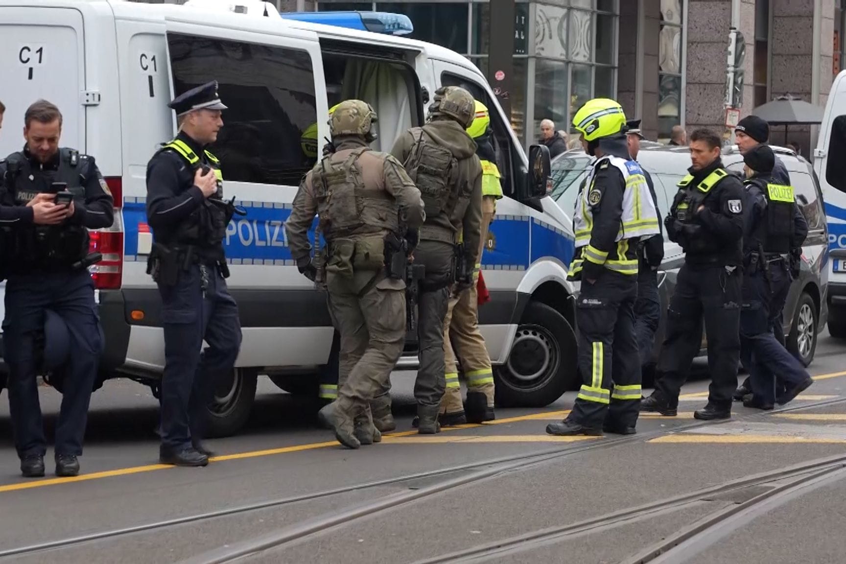 Polizei und SEK sind in Berlin-Köpenick im Einsatz: Dort eröffnete ein Mann auf zwei Imbisse das Feuer.