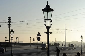 Historische Gaslampen (Archivbild): Dresden will diese gegen modernes LED tauschen.