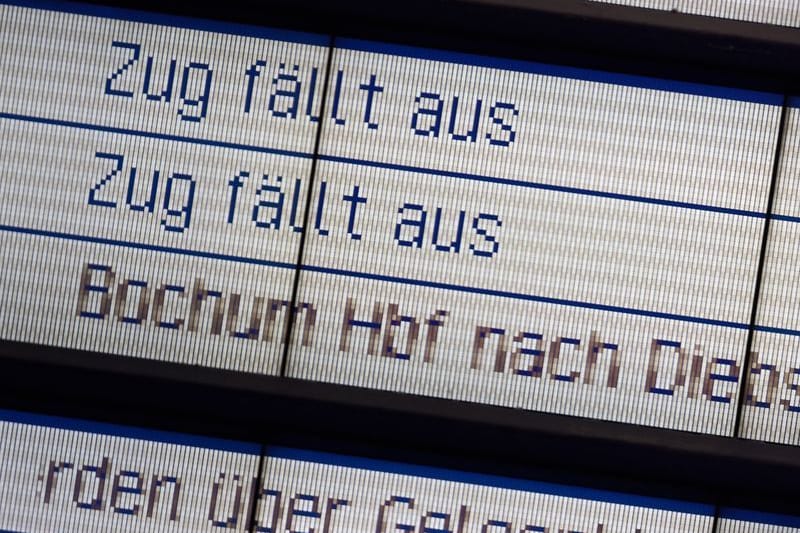 Auf der Anzeigetafel im Hauptbahnhof werden Zugausfälle und Zugumleitungen angezeigt (Symbolbild): Ein zeitweise defektes Stellwerk bei Essen sorgt im morgendlichen Pendlerverkehr im Ruhrgebiet für verspätete Züge.