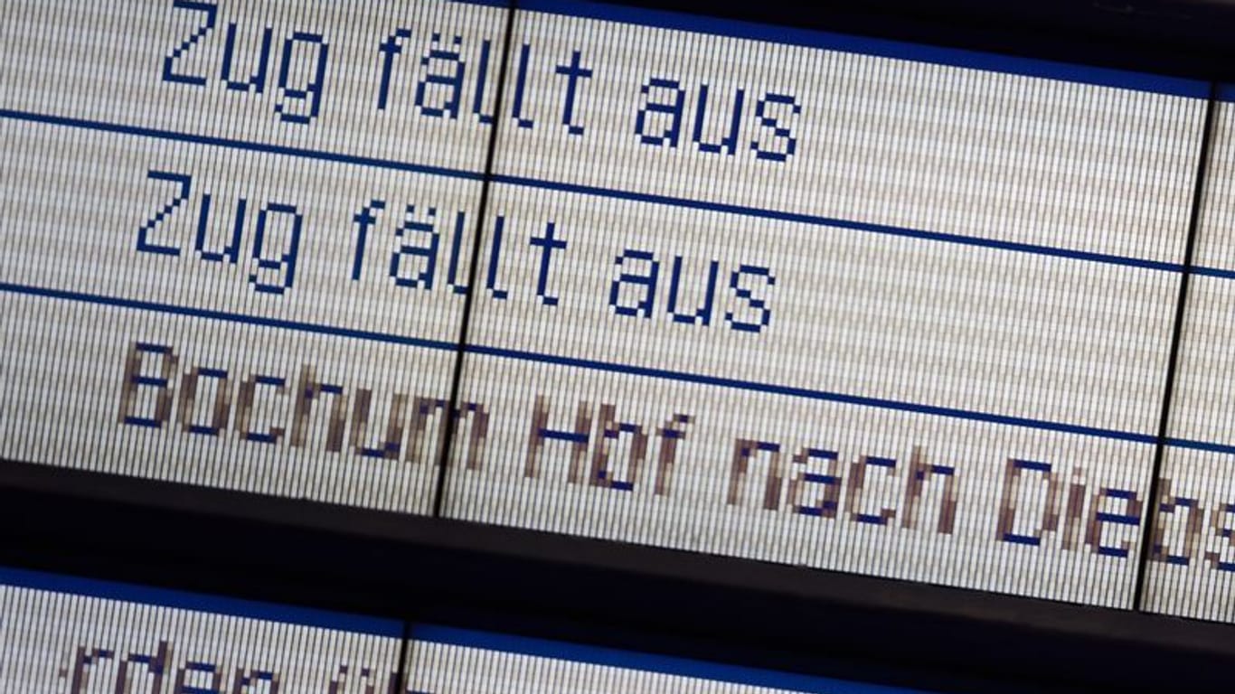 Auf der Anzeigetafel im Hauptbahnhof werden Zugausfälle und Zugumleitungen angezeigt (Symbolbild): Ein zeitweise defektes Stellwerk bei Essen sorgt im morgendlichen Pendlerverkehr im Ruhrgebiet für verspätete Züge.