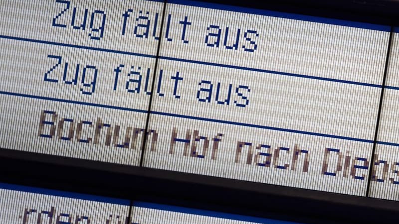 Auf der Anzeigetafel im Hauptbahnhof werden Zugausfälle und Zugumleitungen angezeigt (Symbolbild): Ein zeitweise defektes Stellwerk bei Essen sorgt im morgendlichen Pendlerverkehr im Ruhrgebiet für verspätete Züge.