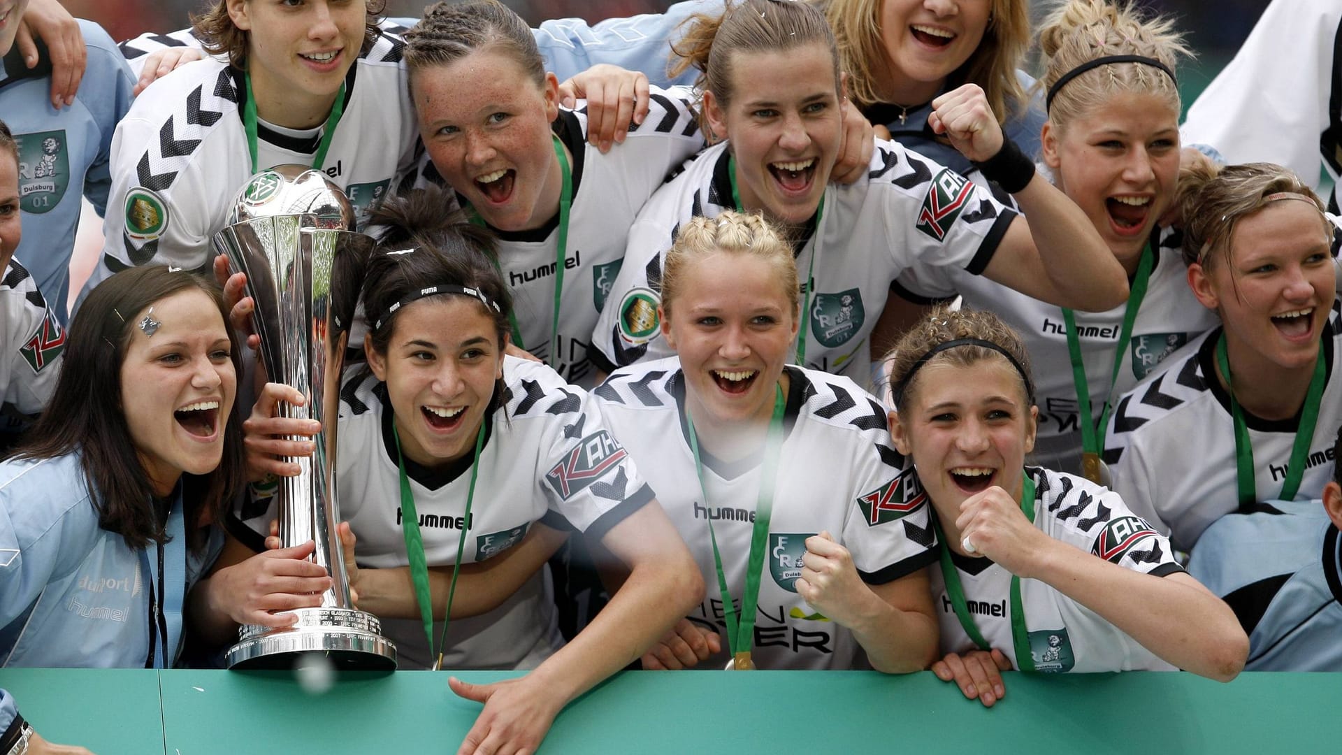 Pokalsiegerinnen: Irini Ioannidou (links, blaue Jacke) mit ihren Teamkolleginnen in Duisburg. Auch mit Alexandra Popp (rechts) spielte sie damals zusammen.