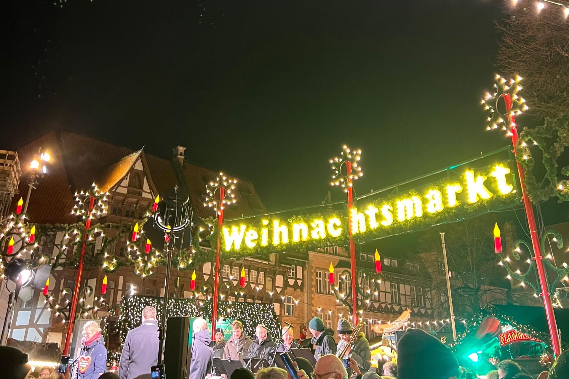 Lichtermeer in der Innenstadt: Der Braunschweiger Weihnachtsmarkt ist eröffnet.