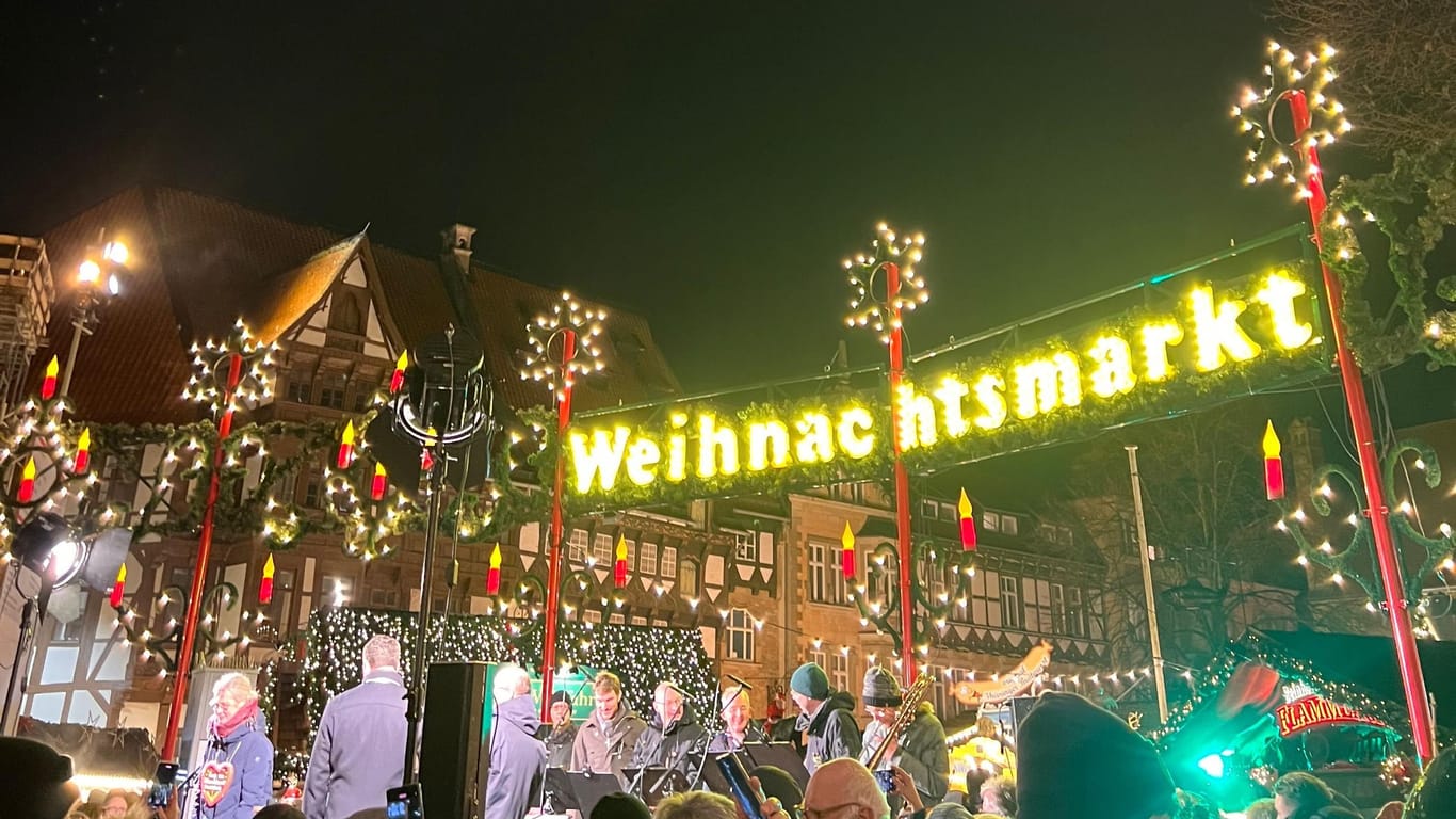 Lichtermeer in der Innenstadt: Der Braunschweiger Weihnachtsmarkt ist eröffnet.