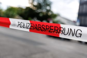 Polizeiabsperrung (Symbolbild): Bei dem Unfall entstand hoher Schaden.