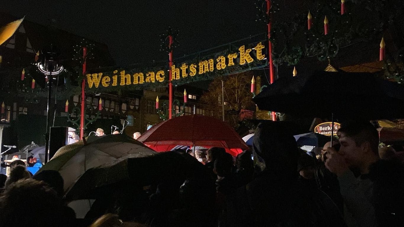 Viele Regenschirme bei der Eröffnung: Voll war es am Mittwochabend auf dem Braunschweiger Weihanchtsmarkt trotzdem.