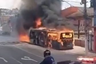 Brennender Bus rast ungebremst durch belebte Straße.