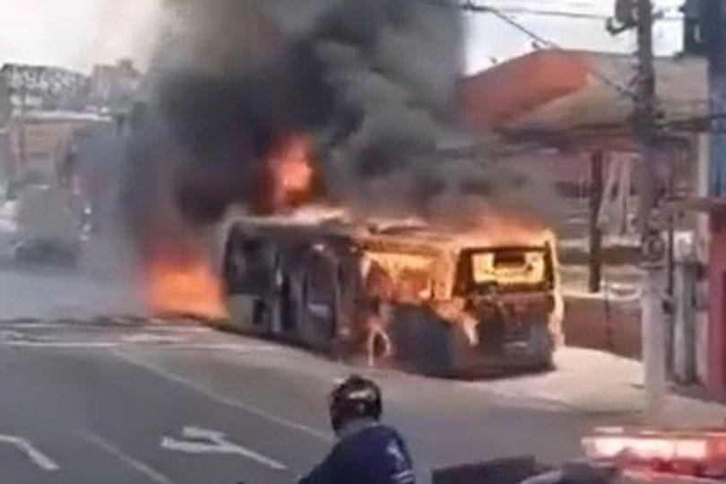 Brennender Bus rast ungebremst durch belebte Straße.