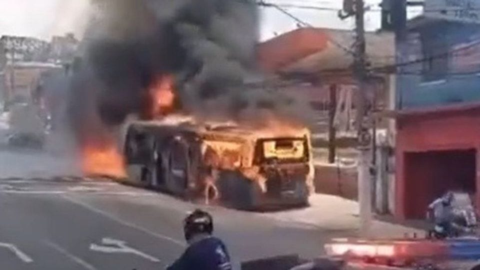 Brennender Bus rast ungebremst durch belebte Straße.