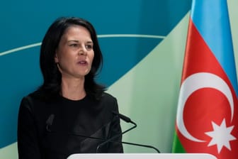 Außenministerin Annalena Baerbock spricht während einer Pressekonferenz auf dem UN-Klimagipfel COP29 in Baku, Aserbaidschan.