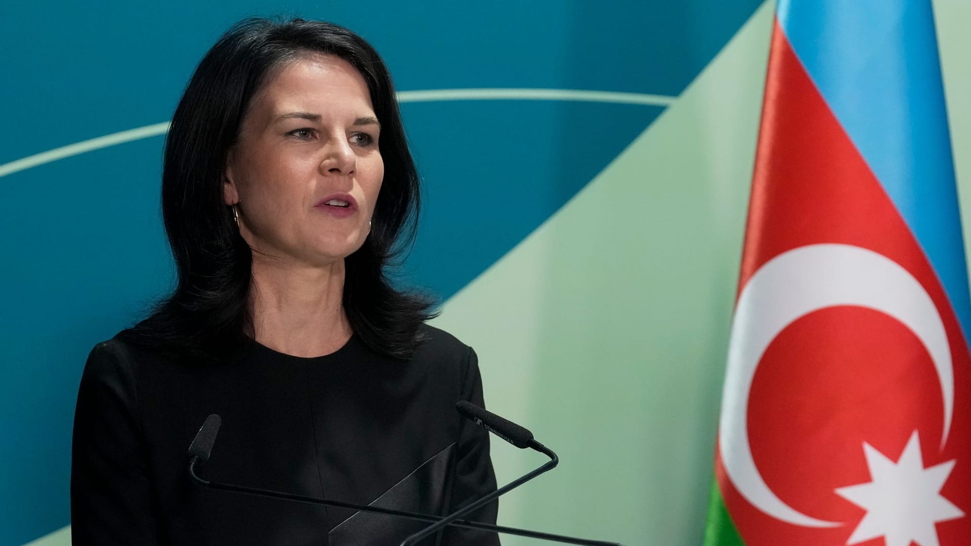 Außenministerin Annalena Baerbock spricht während einer Pressekonferenz auf dem UN-Klimagipfel COP29 in Baku, Aserbaidschan.