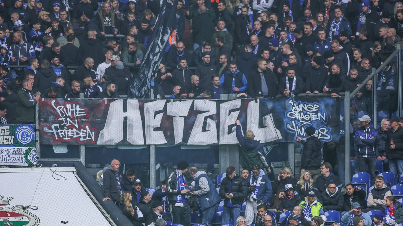 Die Fans von Schalke 04 trauern im Heimspiel gegen Regensburg um Stefan Hetzel: Beide Vereine verbindet eine Freundschaft.