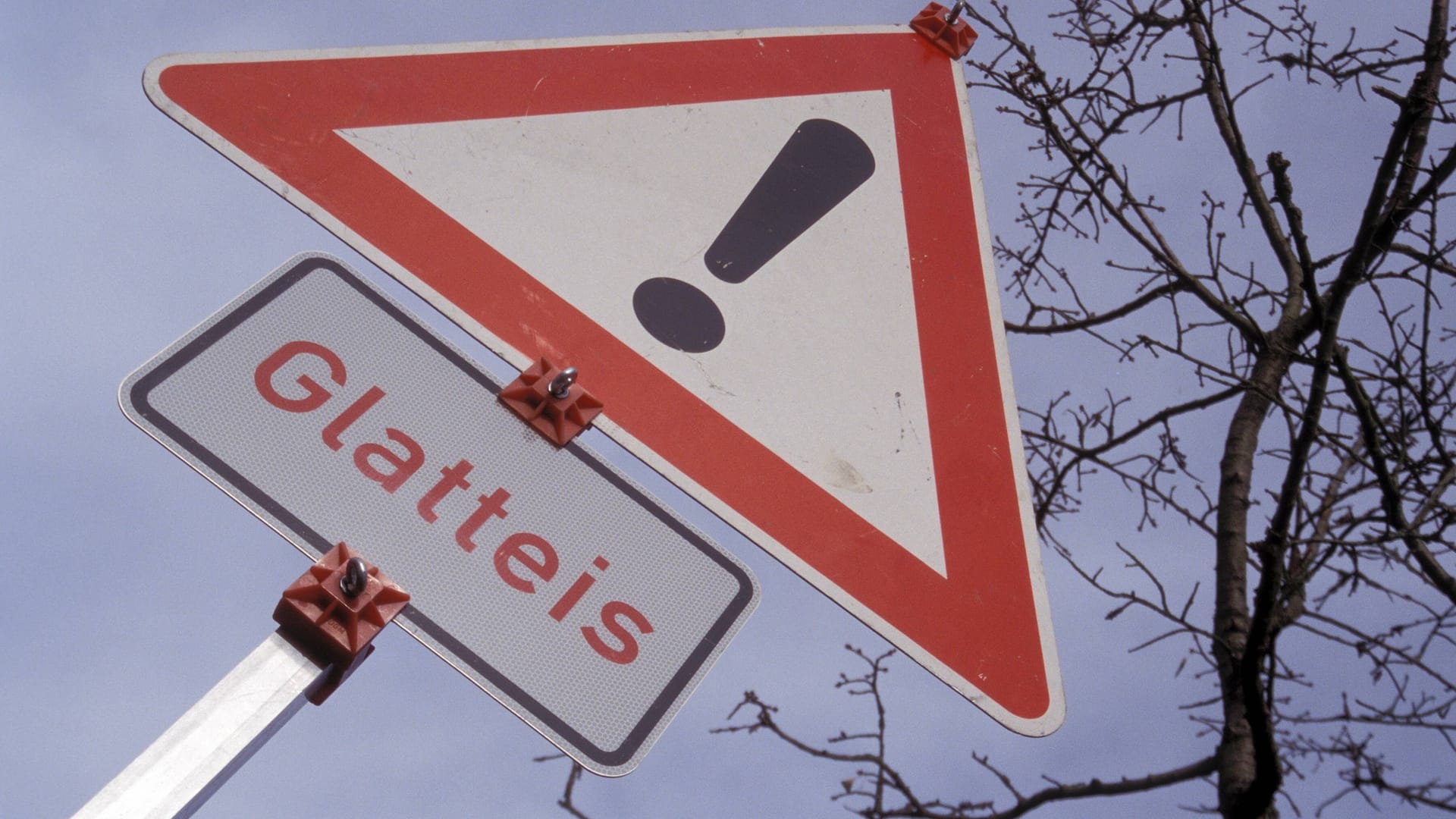 Verkehrsschild "Glatteis" (Symbolbild): Die Glättewarnung gilt zunächst bis Donnerstag um 8 Uhr.