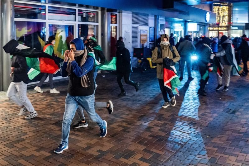 Ajax Amsterdam gegen Maccabi Tel Aviv: Demonstranten mit palästinensischen Fahnen.