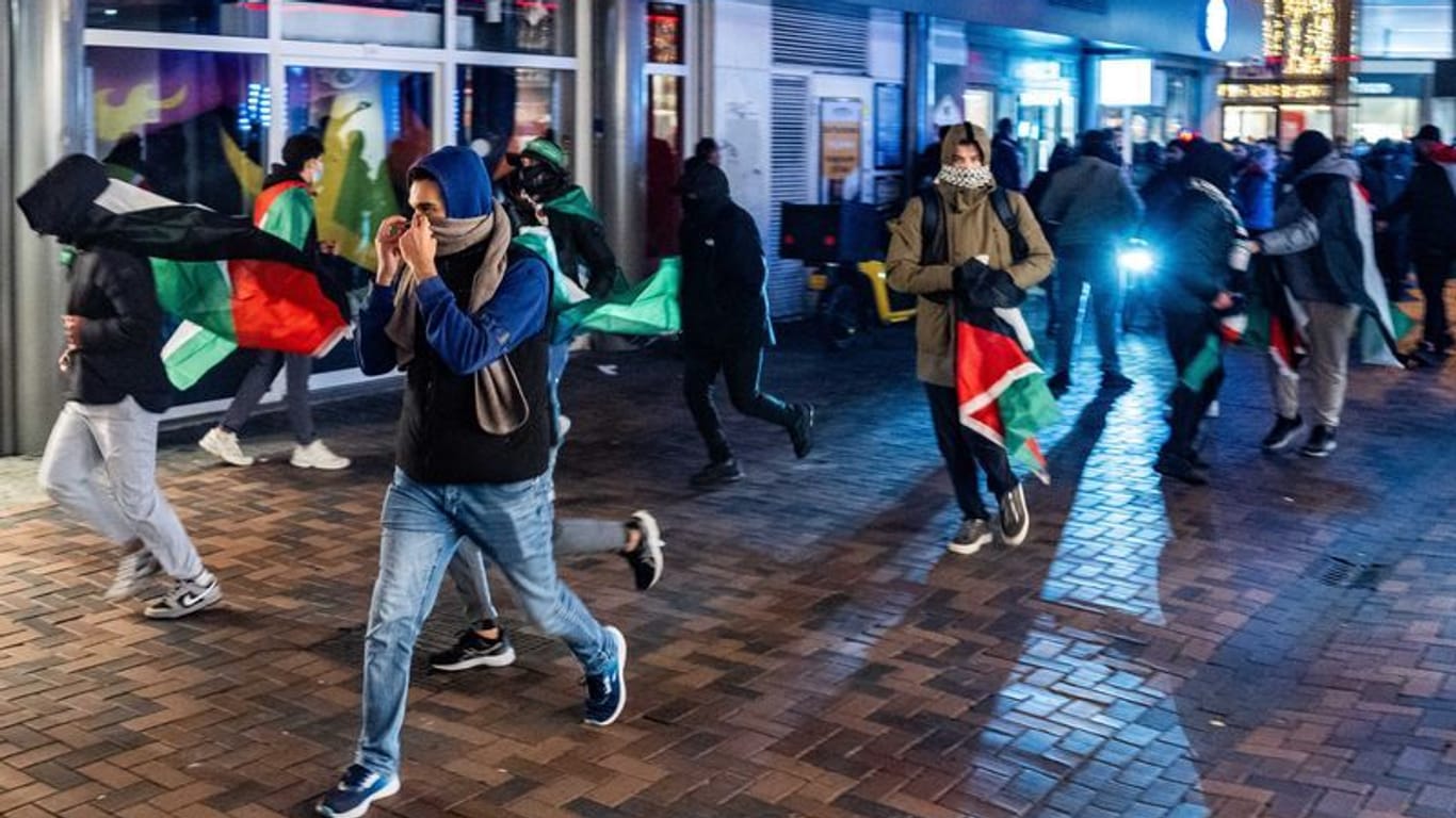 Ajax Amsterdam gegen Maccabi Tel Aviv: Demonstranten mit palästinensischen Fahnen.