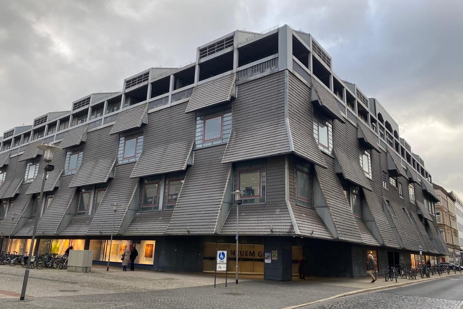 Das ehemalige Karstadt-Gebäude am Gewandhaus: Die Pläne für einen Nachfolger werden konkreter.