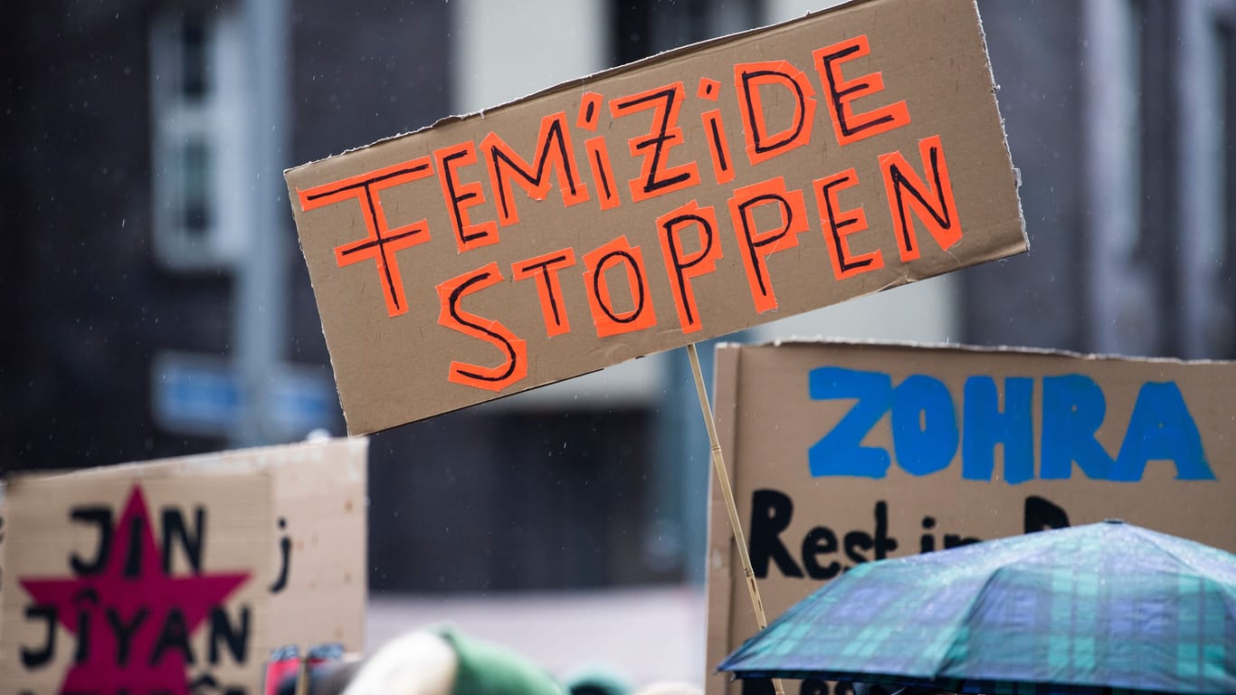 Demonstration gegen Gewalt an Frauen: Als "Femizid" bezeichnet man die Tötung einer Frau aufgrund ihres Geschlechts.