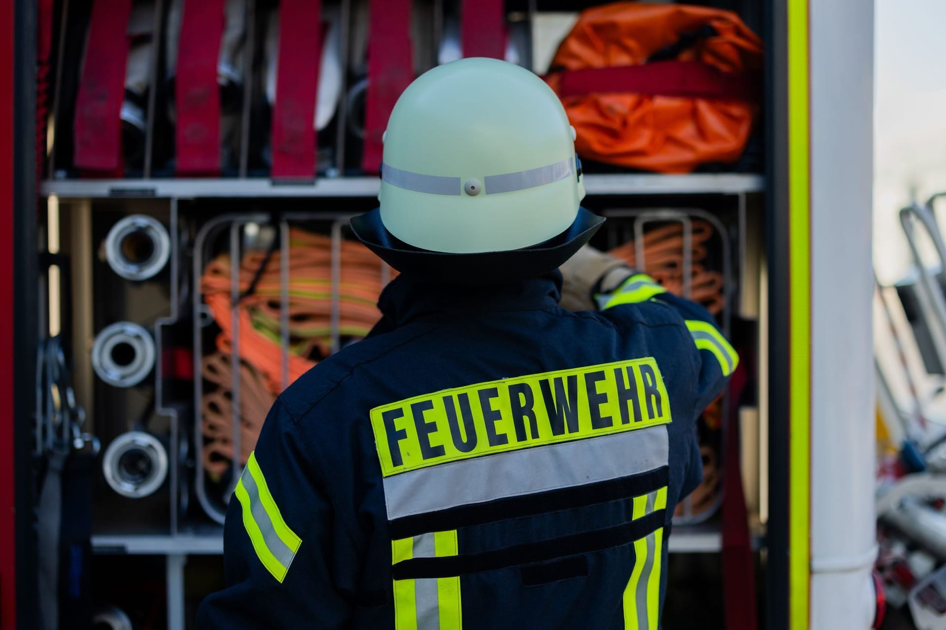 Feuerwehrmann am Einsatzfahrzeug