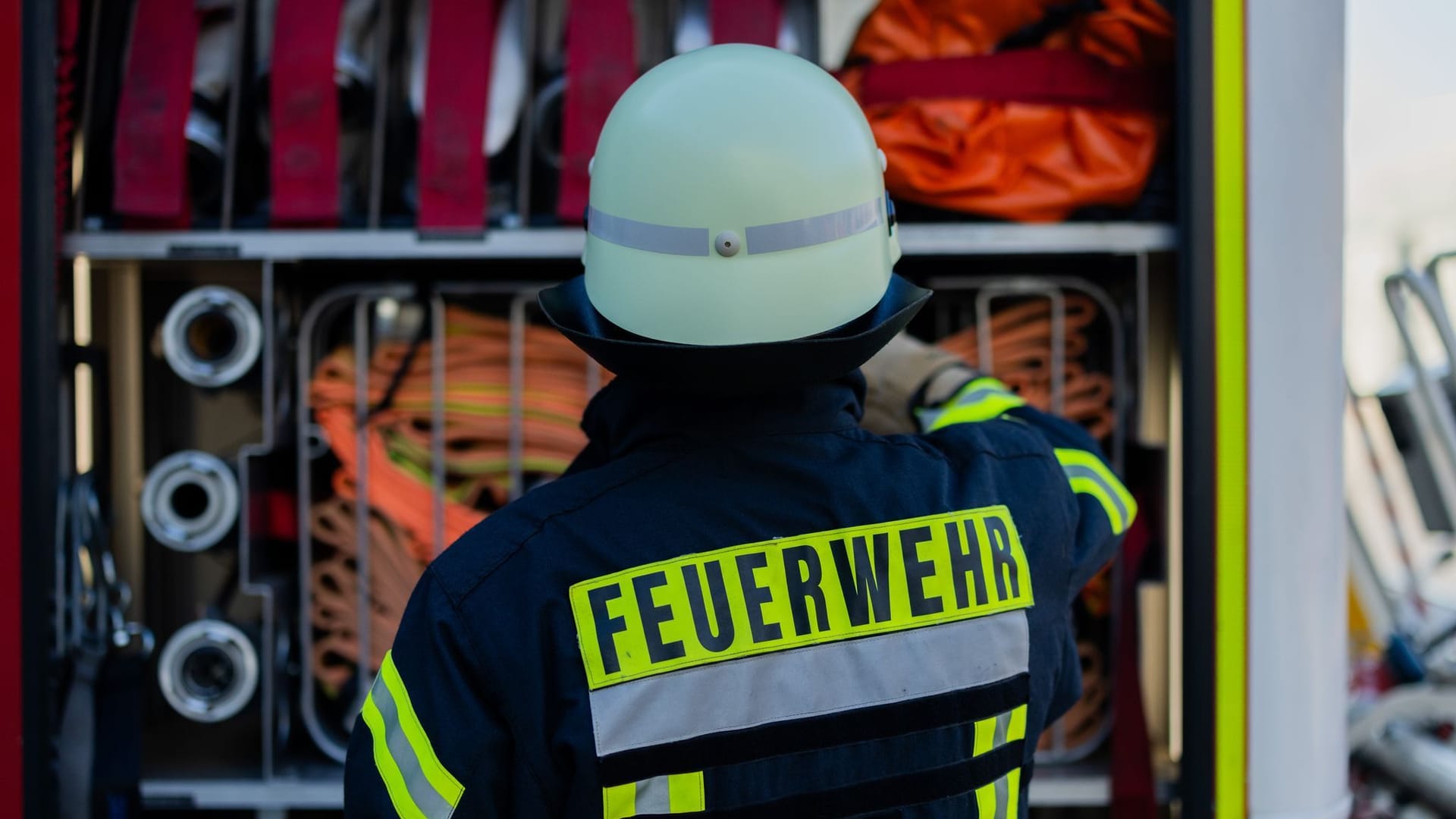 Feuerwehrmann am Einsatzfahrzeug