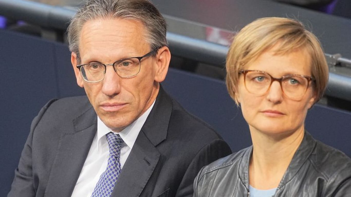 Franziska Brantner, Parlamentarische Staatssekretärin im Bundeswirtschaftsministerium, und Jörg Kukies, Bundesminister der Finanzen, während der Regierungserklärung des Bundeskanzlers.