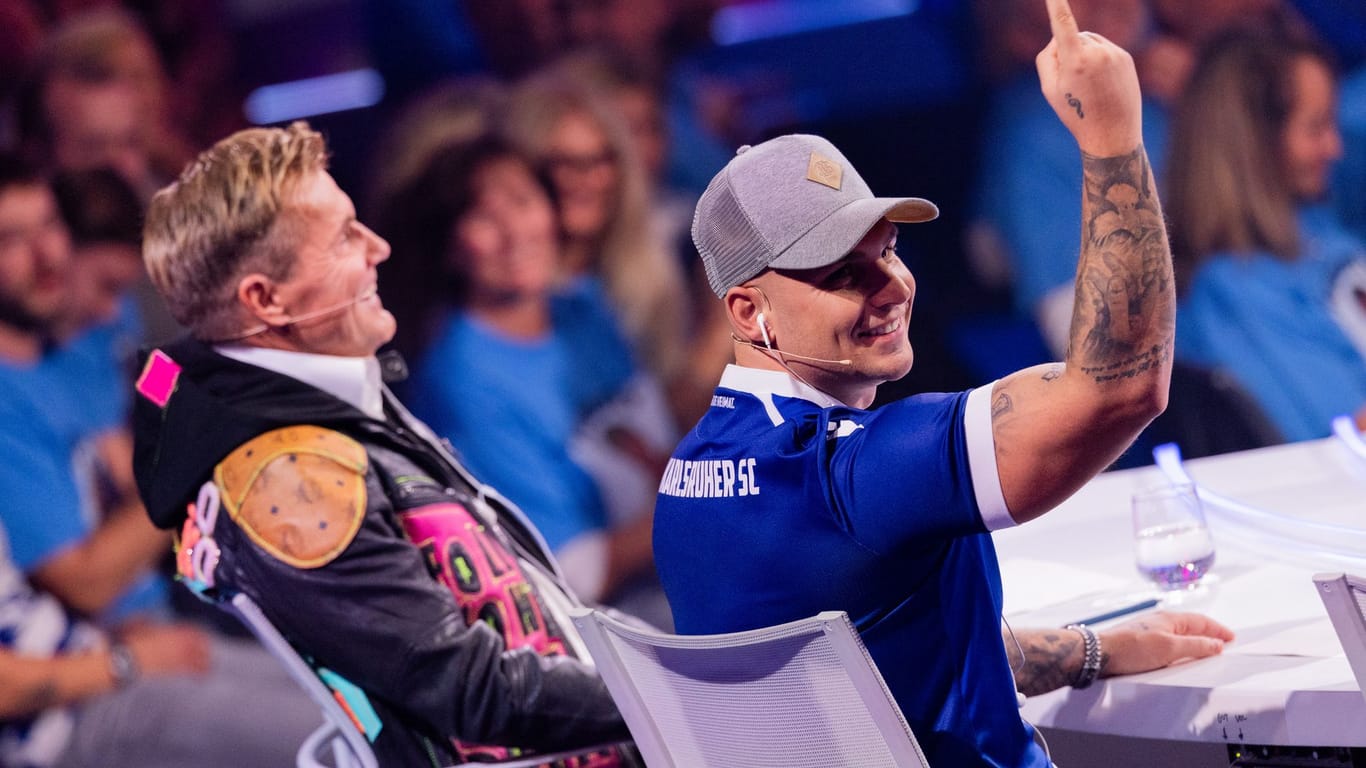 Pietro Lombardi (r), und Dieter Bohlen Jurymitglieder, sitzen im Finale der RTL Castingshow "Deutschland sucht den Superstar".