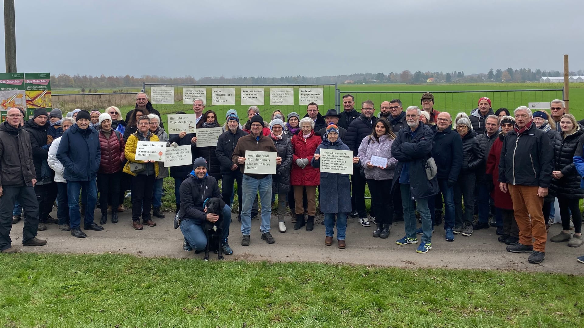 Rund 50 Anwohner haben sich mit ihren Forderungen vor dem geplanten Standort der Flüchtlingsunterkunft An der Schrederwiesen versammelt.