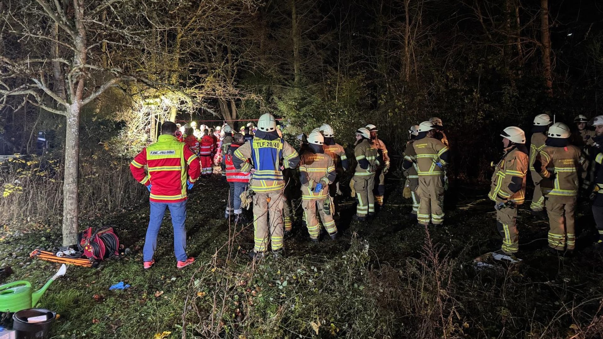 Rettungseinsatz am Schacht: Drei junge Menschen stürzen auf Flucht vor der Polizei in die Tiefe.