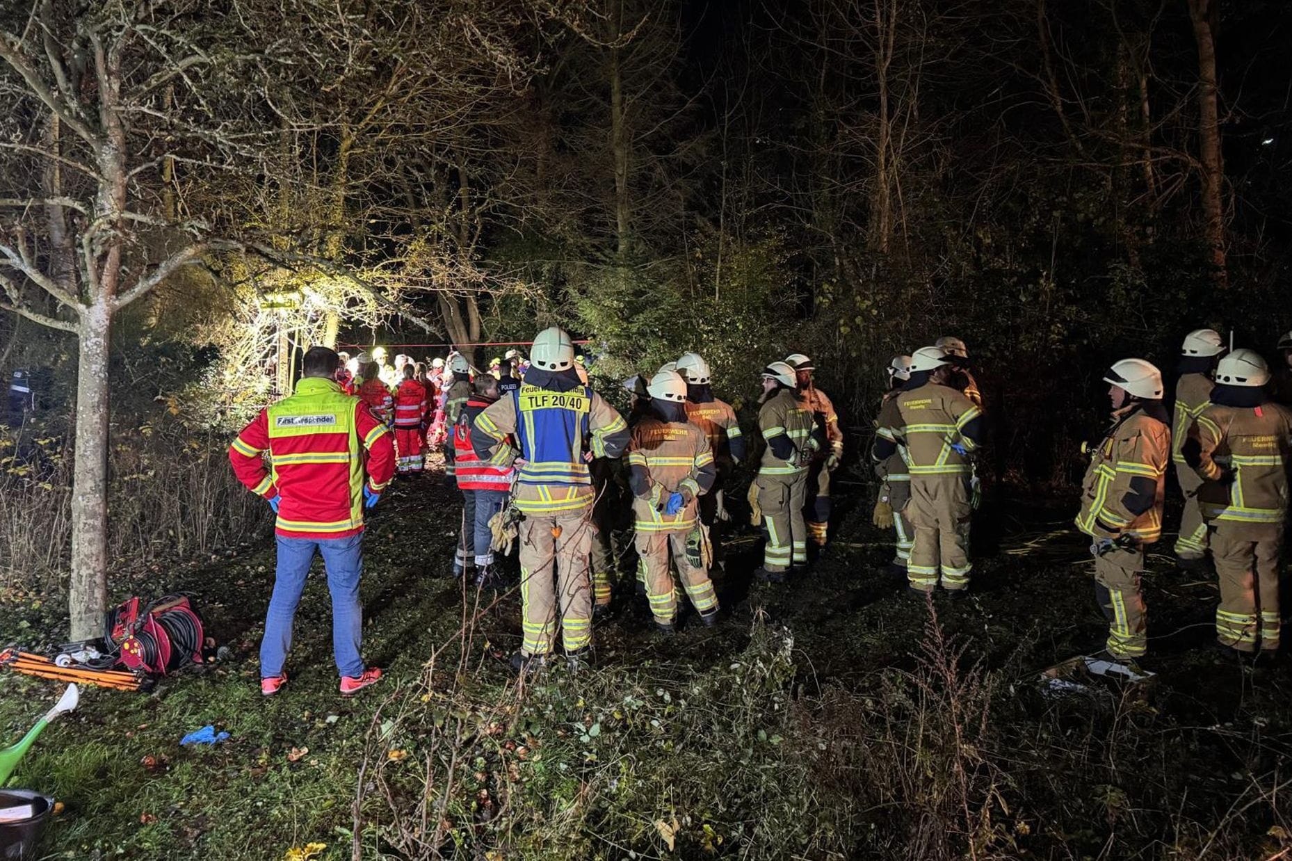 Rettungseinsatz am Schacht: Drei junge Menschen stürzen auf Flucht vor der Polizei in die Tiefe.