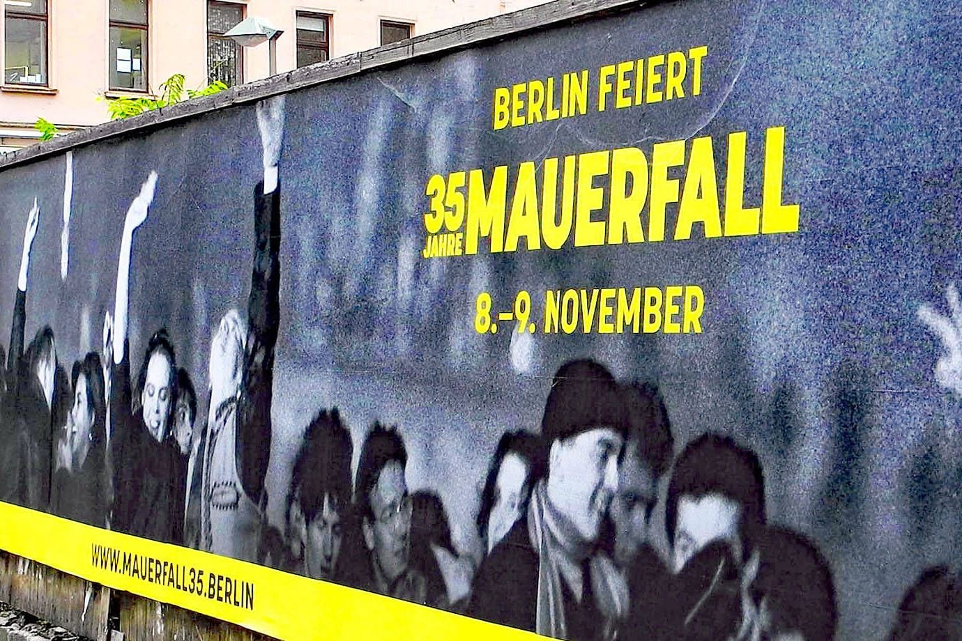 Großplakatierung zum 35. Jahrestags des Mauerfalls in Berlin: Am Wochenende kommt es zu Straßensperrung und Behinderungen entlang des ehemaligen Mauerlaufs.