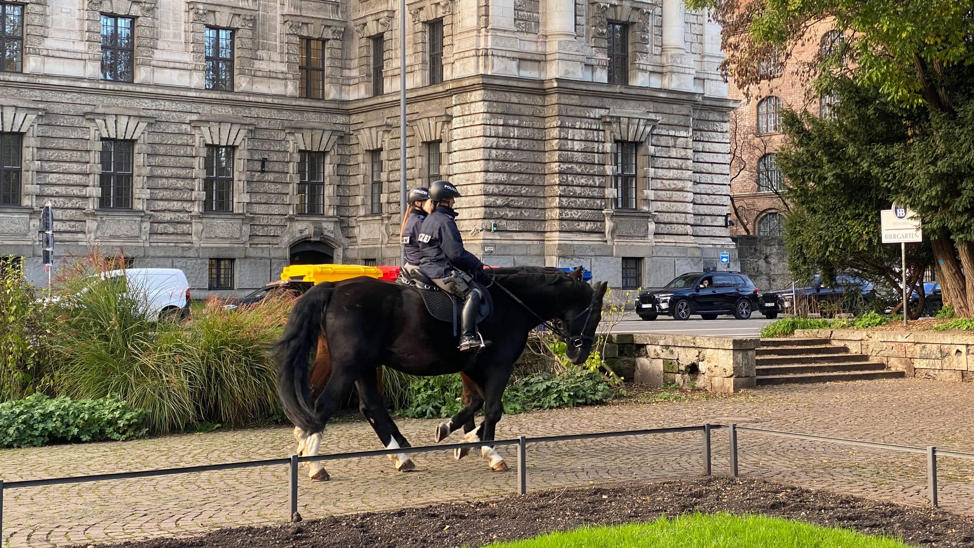 Als weitere Maßnahme patrouillieren Polizeibeamte auf Pferden vom Englischen Garten kommend auch durch den Alten Botanischen Garten.